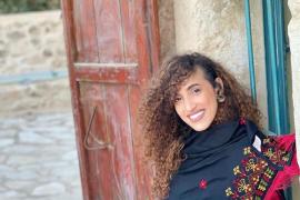 الفنانة الفلسطينية آية خلف