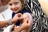 طفلة تتلقى جرعة من اللقاح المضاد لكورونا في مدينة فرانكفورت الألمانية (رويترز)