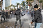 الشرطة التونسية تعترض بالقوة المتظاهرين في ذكرى الثورة التونسية (رويترز)