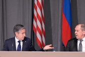وزير الخارجية الروسي سيرغي لافروف (يمين) ونظيره الأمريكي أنتوني بلينكن (أسوشيتد برس)