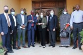 دبلوماسيون أمريكيون بعد لقائهما مع نشطاء في السودان (مواقع التواصل)