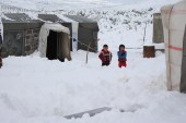 الثلوج تحاصر الأطفال في مخيمات الشمال السوري (الدفاع المدني السوري)
