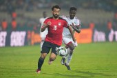مواجهة مرتقبة بين محمد صلاح وساديو ماني لاعبي فريق ليفربول الإنجليزي في تصفيات كأس العالم (غيتي)