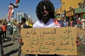 تظاهر الآلاف من السودانيين في العاصمة وأحيائها ضد الإجراءات التي اتخذها قائد الجيش السوداني عبد الفتاح البرهان (غيتي)