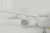 الثلوج تغطي الطائرات والمدارج في مطار إسطنبول الدولي (الجزيرة مباشر)