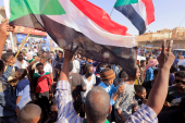 سودانيون يتظاهرون في العاصمة الخرطوم (رويترز)