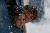الثلوج تحاصر الأطفال داخل المخيمات وتهدد حياتهم (الدفاع المدني السوري)