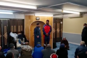 الشاب لويد يشهر إسلامه في مسجد (لويشام) بالعاصمة البريطانية لندن (تواصل اجتماعي)