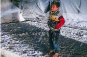 مخيمات النازحين محاصرة بالثلوج والأمطار (مواقع التواصل)