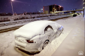 سيارات المواطنين تكاد تختفي تحت الثلوج في إسطنبول بعد اشتداد العاصفة الثلجية (الأناضول)