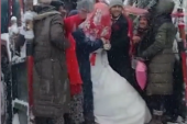 لحظة انتقال العروس ميليك أوزون إلى بيت زوجها على جرار زراعي (مواقع التواصل)