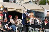 خلال وقفة تضامنية مع الأسير الفلسطيني ناصر أبو حميد المصاب بالسرطان (وفا)