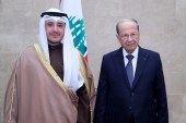 الرئيس اللبناني ميشال عون (يمين) ووزير الخارجية الكويتي الشيخ أحمد ناصر المحمد الصباح (يسار) (الأناضول)