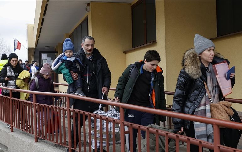 لاجئون أوكرانيون يفرون من مدنهم