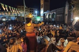 حفل موسيقي أمام أحد المساجد بالجزائر