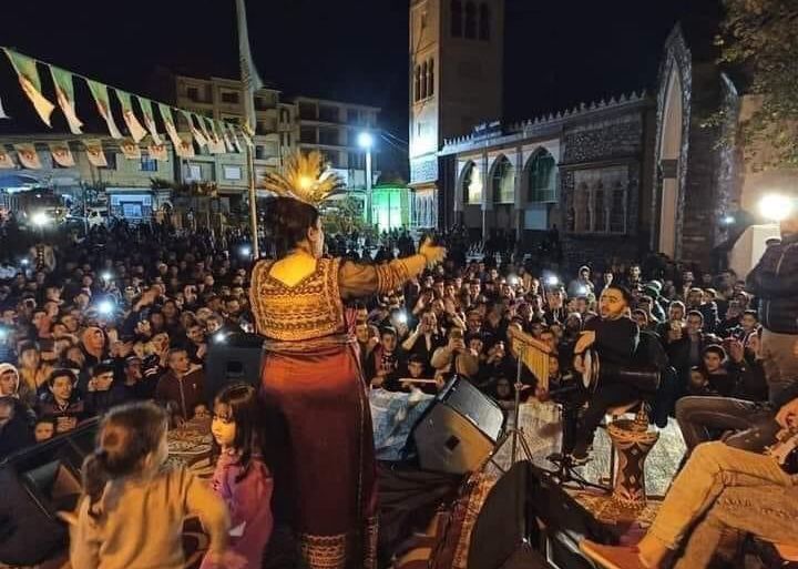 حفل موسيقي أمام أحد المساجد بالجزائر