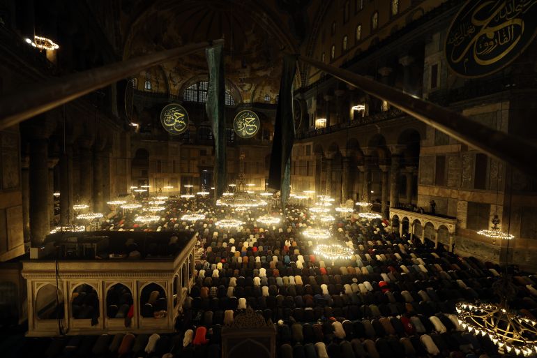 إحياء ليلة القدر لأول مرة منذ 88 عاما بمسجد آيا صوفيا في إسطنبول