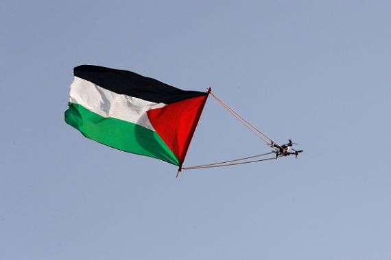 العلم الفلسطيني يرفرف في سماء القدس بالتزامن مع مسيرة الأعلام الإسرائيلية