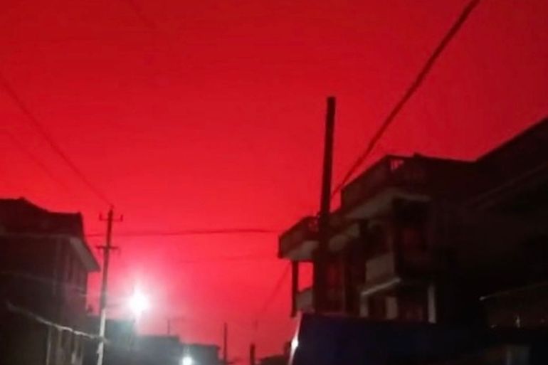 السماء تتحول إلى اللون الأحمر الدموي في مدينة تشوشان الصينية