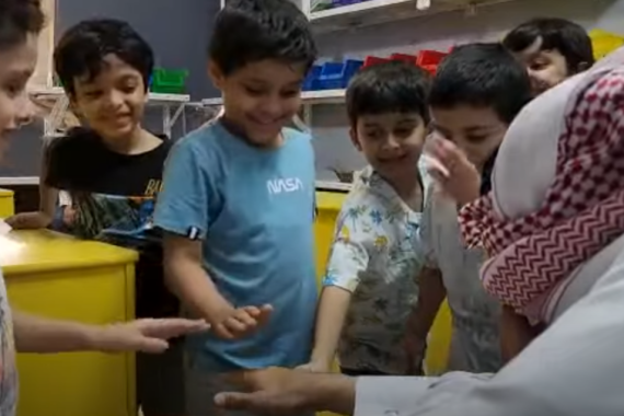 المعلم محمد الشعلان بمدرسة ابتدائية لتحفيظ القرآن الكريم في السعودية