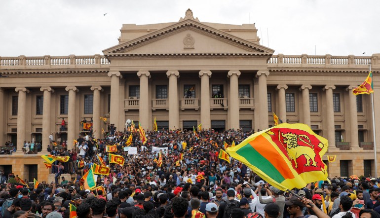 متظاهرون في سريلانكا يقتحمون القصر الرئاسي