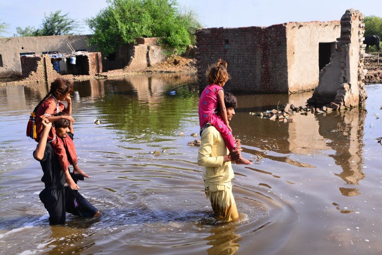 آثار الفيضانات المدمرة في باكستان