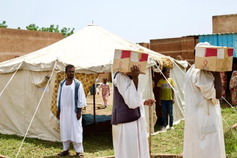 توزيع مساعدات على المتضررين من السيول في السودان