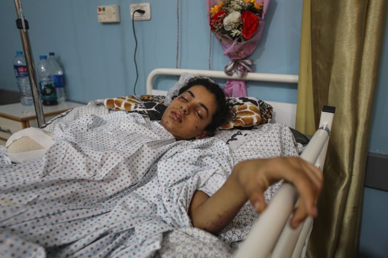 الطفلة الفلسطينية رهف على سرير المستشفى