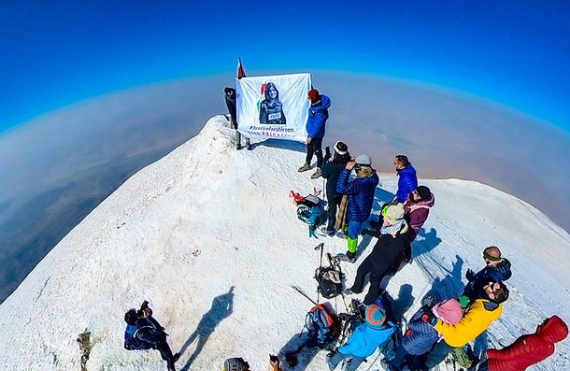صورة الزميلة الراحلة شيرين أبو عاقلة بأعلى جبل في تركيا