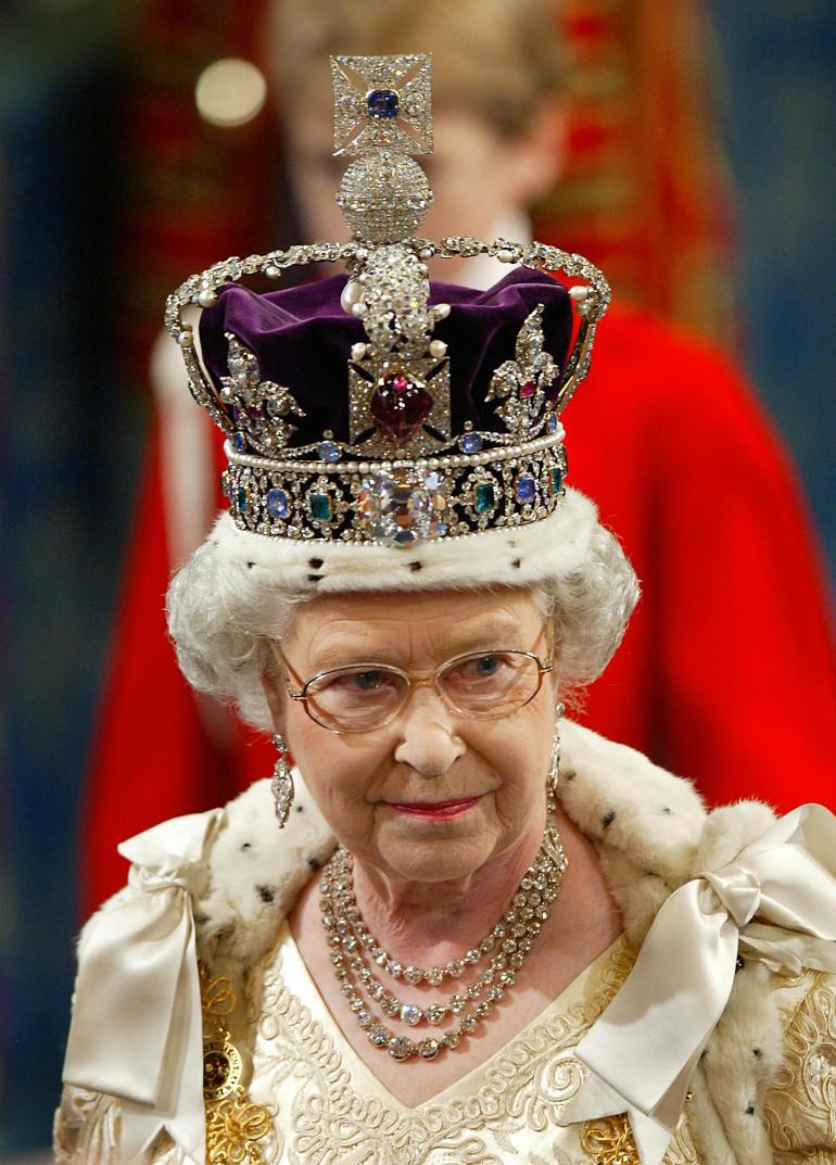 الملكة إليزابيث الثانية مرتدية التاج البريطاني