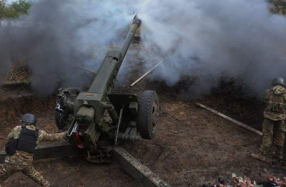 Ukrainian national guards fire a howitzer towards Russian troops in Kharkiv. Photograph: Vyacheslav Madiyevskyy/Reuters