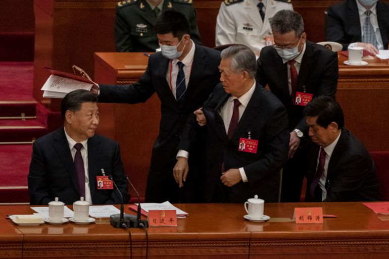 لحظة اقتياد الرئيس الصيني السابق بالقوة من قاعة اجتماع الحزب الشيوعي