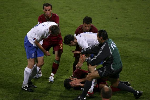 جانب من المواجهات التي شهدتها مباراة البرتغال وهولندا في مونديال عام 2006