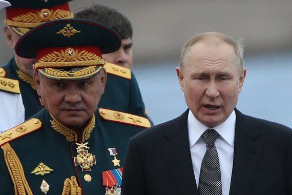 الرئيس الروسي فلاديمير بوتين ووزير دفاعه سيرغي شويغو