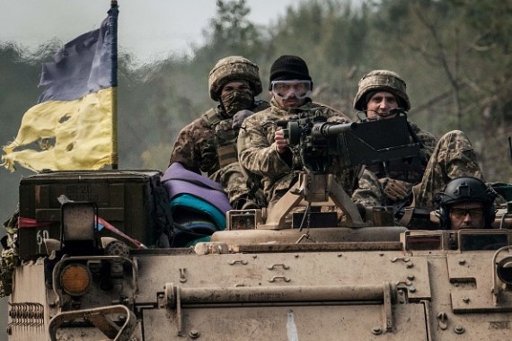 جنود أوكرانيون يعيدون سيطرتهم على مناطق شرقي البلاد