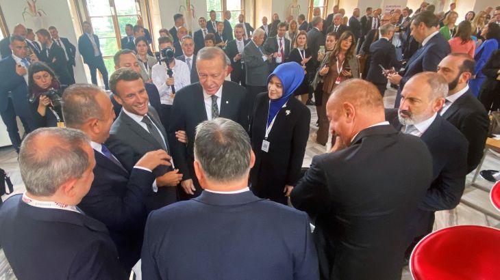 الرئيس التركي ونظيره الفرنسي في براغ