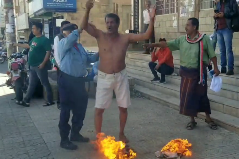 مواطن يمني يحرق ملابسه احتجاجا على تردي أوضاع البلاد