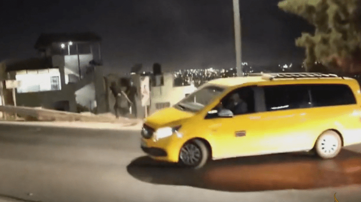 شبان فلسطينيون يرشقون سيارات المستوطنين بالحجارة