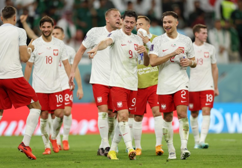 احتفال لاعبي بولندا بالفور على السعودية