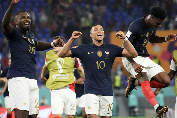 لاعبو فرنسا يحتفلون بالتأهل لدور الـ16