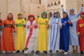 مشجعو العالم جمعتهم فضاءات سوق واقف بالعاصمة القطرية الدوحة (مواقع التواصل)