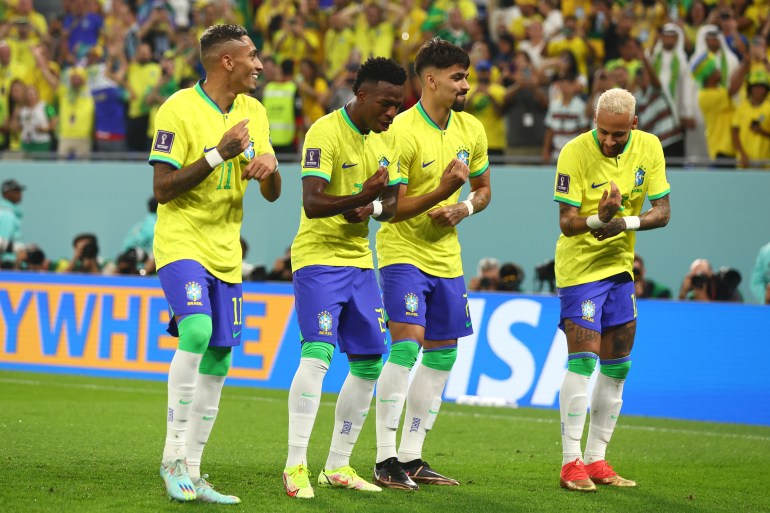 احتفال لاعبي البرازيل بعد رباعية الشوط الأول في شباك كوريا الجنوبية