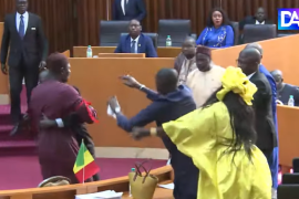 لحظة الاعتداء على النائبة إيمي ندياي خلال جلسة عامة للبرلمان السنغالي (مواقع التواصل)