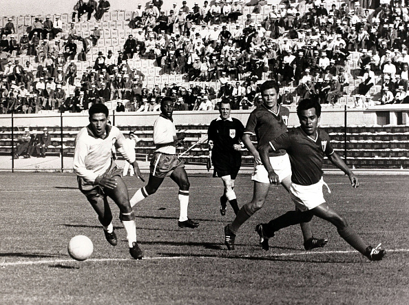 اللاعب البرازيلي غارينشا يحتفل مع رفاقه في مونديال تشيلي 1962