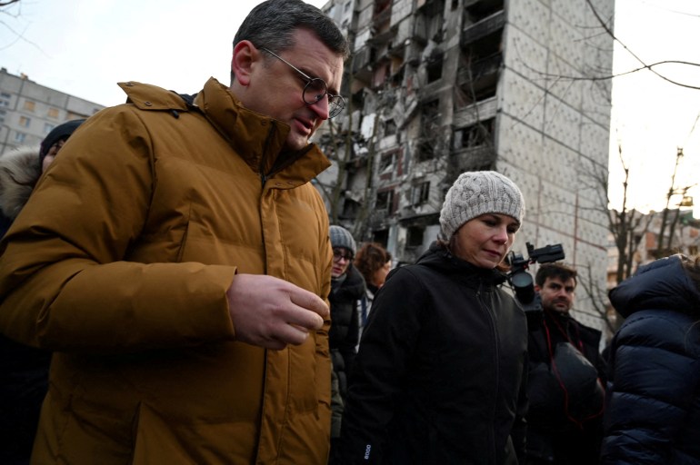 وزيرة الخارجية الألمانية بربوك ونظيرها الأوكراني كوليبا يزوران مدينة خاركيف