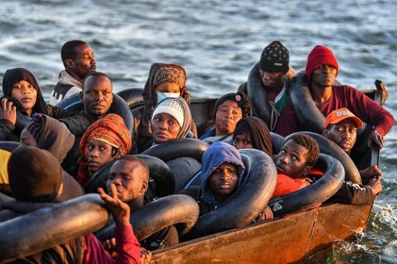 يجازف المهاجرون بركوب قوارب متهالكة سعيًا وراء أحلام