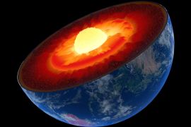 يتكون اللب الداخلي للأرض من الحديد الصلب، ويمكن أن يدور بشكل منفصل عن الأجزاء الخارجية للكوكب (شترستوك)