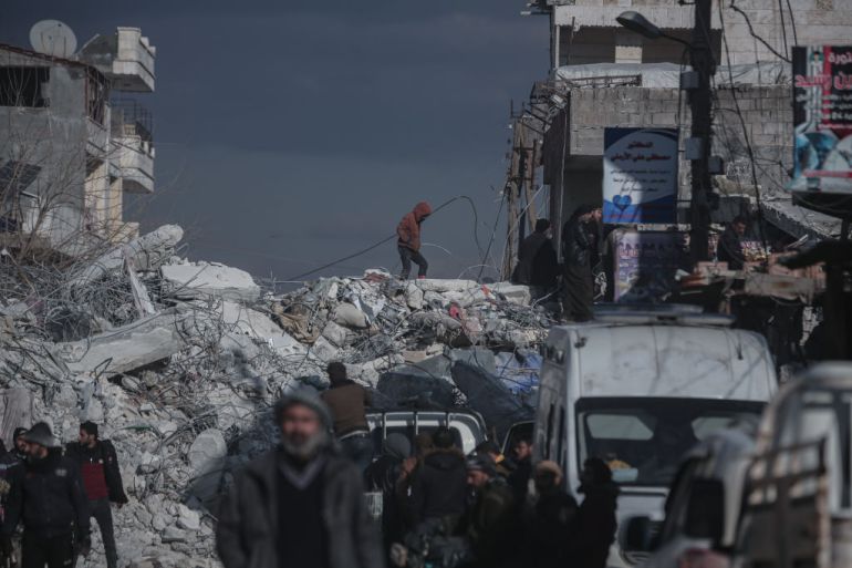 عمليات بحث وإنقاذ في منطقة عفرين في حلب