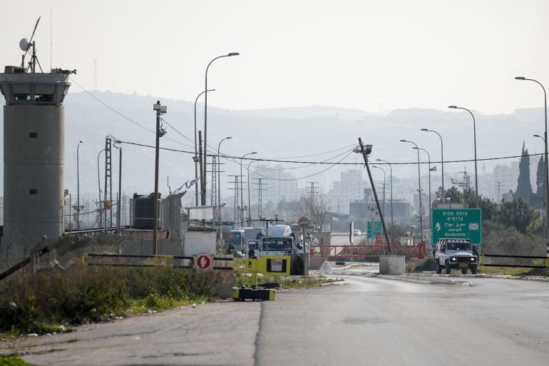 قوات الاحتلال تغلق الطرق في نابلس