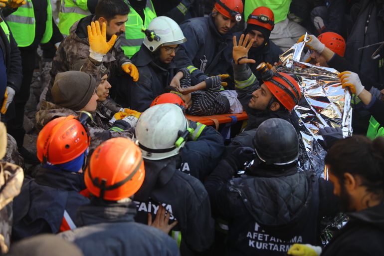 تواصل عمليات الإنقاذ لضحايا زلزال تركيا
